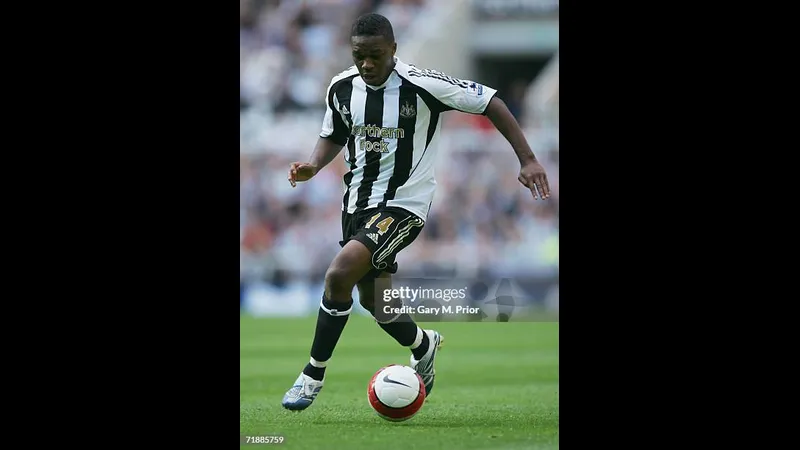 Cầu thủ của Newcastle đang giao bóng trong trận đấu với Fulham