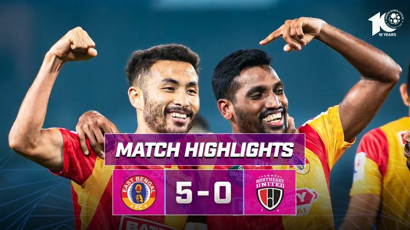 Cầu thủ East Bengal Club và NorthEast United tranh chấp quả bóng